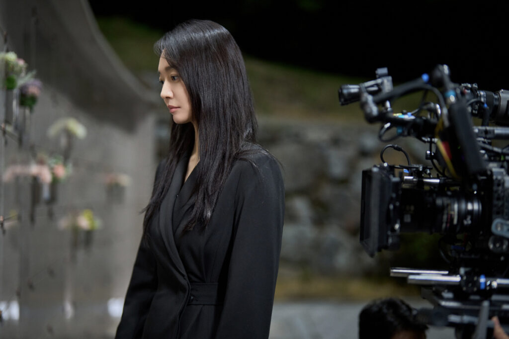 Shin Min-a Earns Praise for Her Distinct Dual Role in "Queen"... Behind-the-Scenes Footage Capturing the Blood, Sweat and Tears of "Nundongja" Released