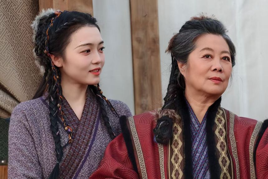 Zhuang Wenjie (left) played the personal maid of a fictional<strong> </strong>Empress Dowager, played by Zhang Xiaoli (right) on a micro-drama production in January.