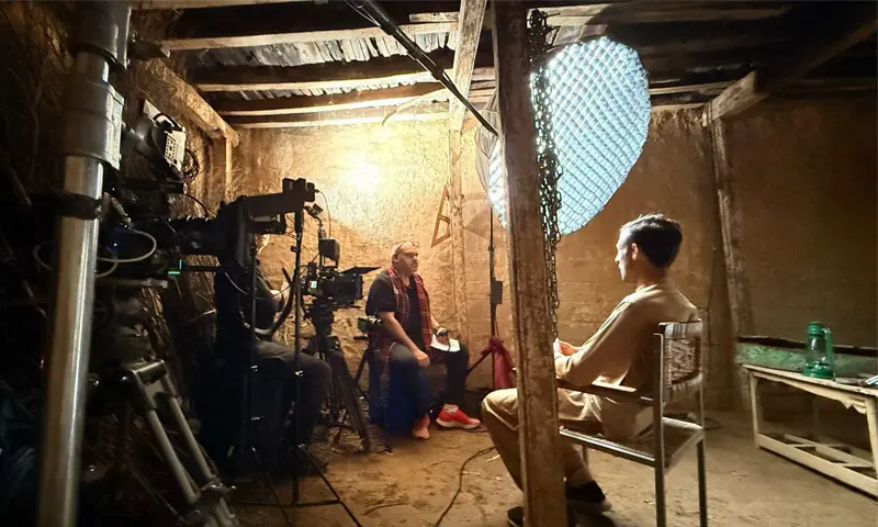 Mo Naqvi at the shoot of Hanging by a Wire