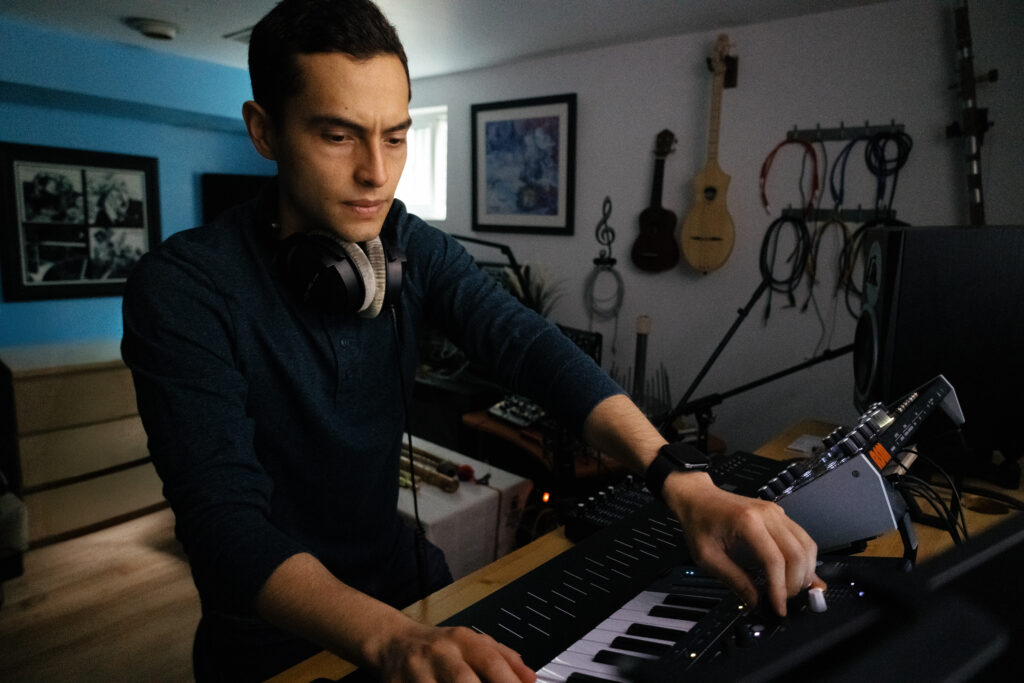 Andrés Galindo Arteaga, in studio.