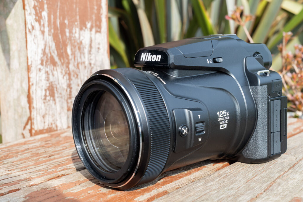 This truly unique ultra-zoom DSLR-style camera remains unchallenged offering 125x optical zoom lens