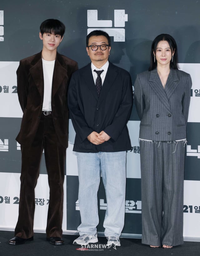 Actors Bae Hyun-sung, director Yeon Sang-ho, and actress Kim Hyeon-joo pose at the production report for the film 'Real Paradise' (directed by Yeon Sang-ho) held at Seoul CGV Yongsan i-Park Mall on the morning of the 18th. The psychological thriller 'Real Paradise,' which tells the story of mother Ryu So-young, who lost her son in a camping school bus disappearance incident nine years ago, when the son she thought was dead, Ryu Seon-woo, returns, will be released next month on the 21st. /2026.09.18 /Photo=Lee Dong-hoon photoguy@