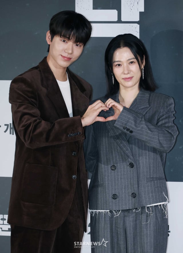 Actors Bae Hyun-sung and Kim Hyeon-joo pose at the production report for the film 'Real Paradise' (directed by Yeon Sang-ho) held at Seoul CGV Yongsan i-Park Mall on the morning of the 18th. The psychological thriller 'Real Paradise,' which tells the story of mother Ryu So-young, who lost her son in a camping school bus disappearance incident nine years ago, when the son she thought was dead, Ryu Seon-woo, returns, will be released next month on the 21st. /2026.09.18 /Photo=Lee Dong-hoon photoguy@