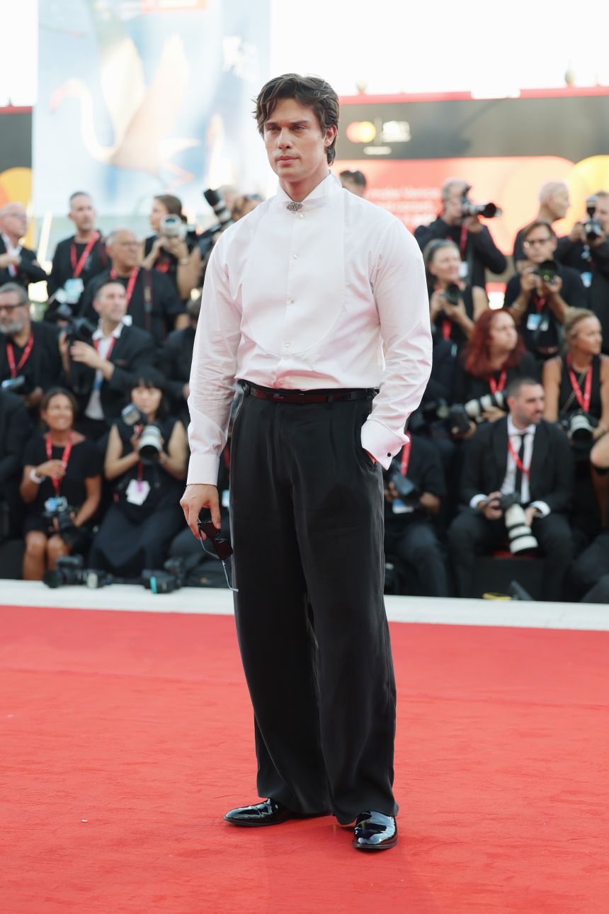 Nicholas Galitzine arrived in a Giorgio Armani dress shirt and pants. His collar was fastened with a gem-encrusted brooch.