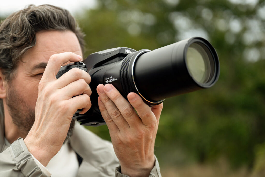 Who needs to carry extra lenses when this DSLR-like compact camera gives you 125x zoom! Save money today